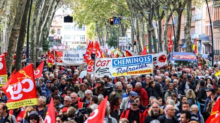 توقف القطارات وإغلاق المدارس احتجاجا على إصلاح نظام التقاعد في فرنسا