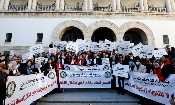المعارضة التونسية تطالب الرئيس بالاعتذار بعد تبرئة قاضية عزلها بتهمة الزنا