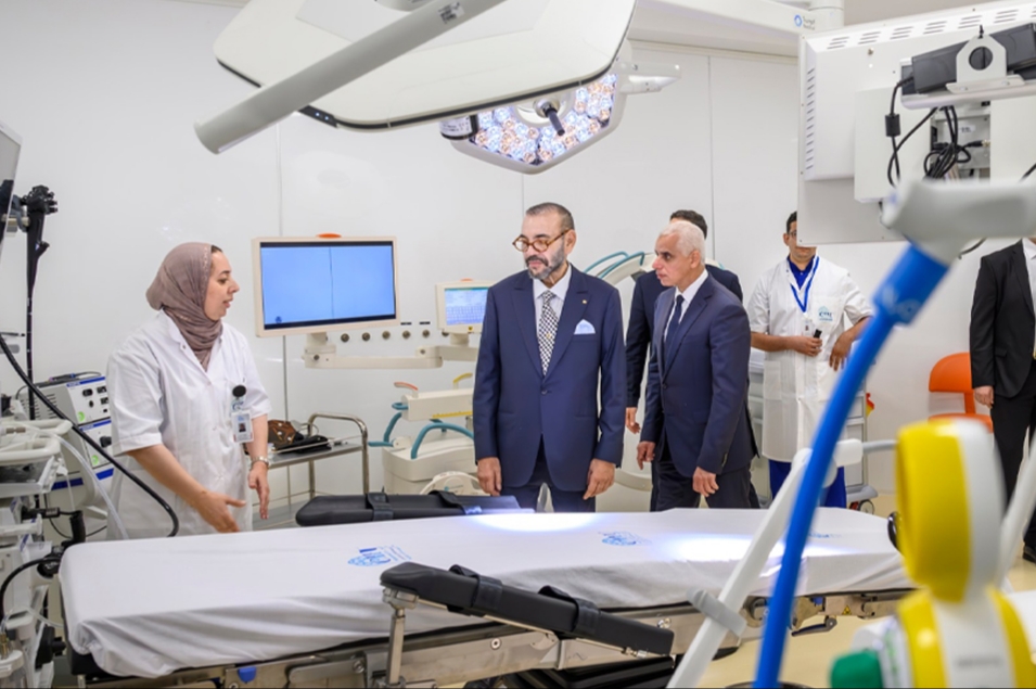 جلالة الملك محمد السادس  يحل بمدينة مراكش ويتفقد حالة المصابين داخل  المركز الاستشفائي الجامعي محمد السادس  ويتبرع بالدم.